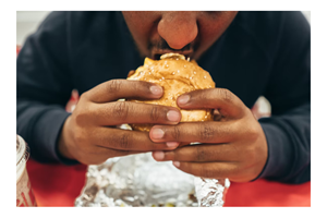 Eén op de acht 14-jarigen heeft weleens symptomen van eetbui