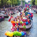 Zelfmoordpreventieboot op botenparade Gay Pride