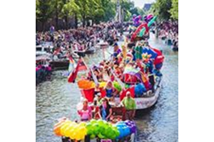 Zelfmoordpreventieboot op botenparade Gay Pride