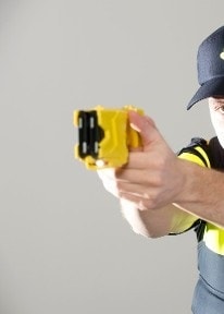 agent-richt-taser-stroomstootwapen