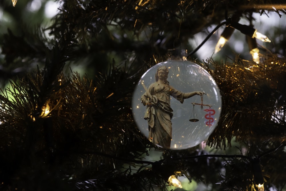 Zwarte toga’s beslissen over de witte jassen