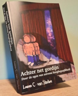 Achter het gordijn